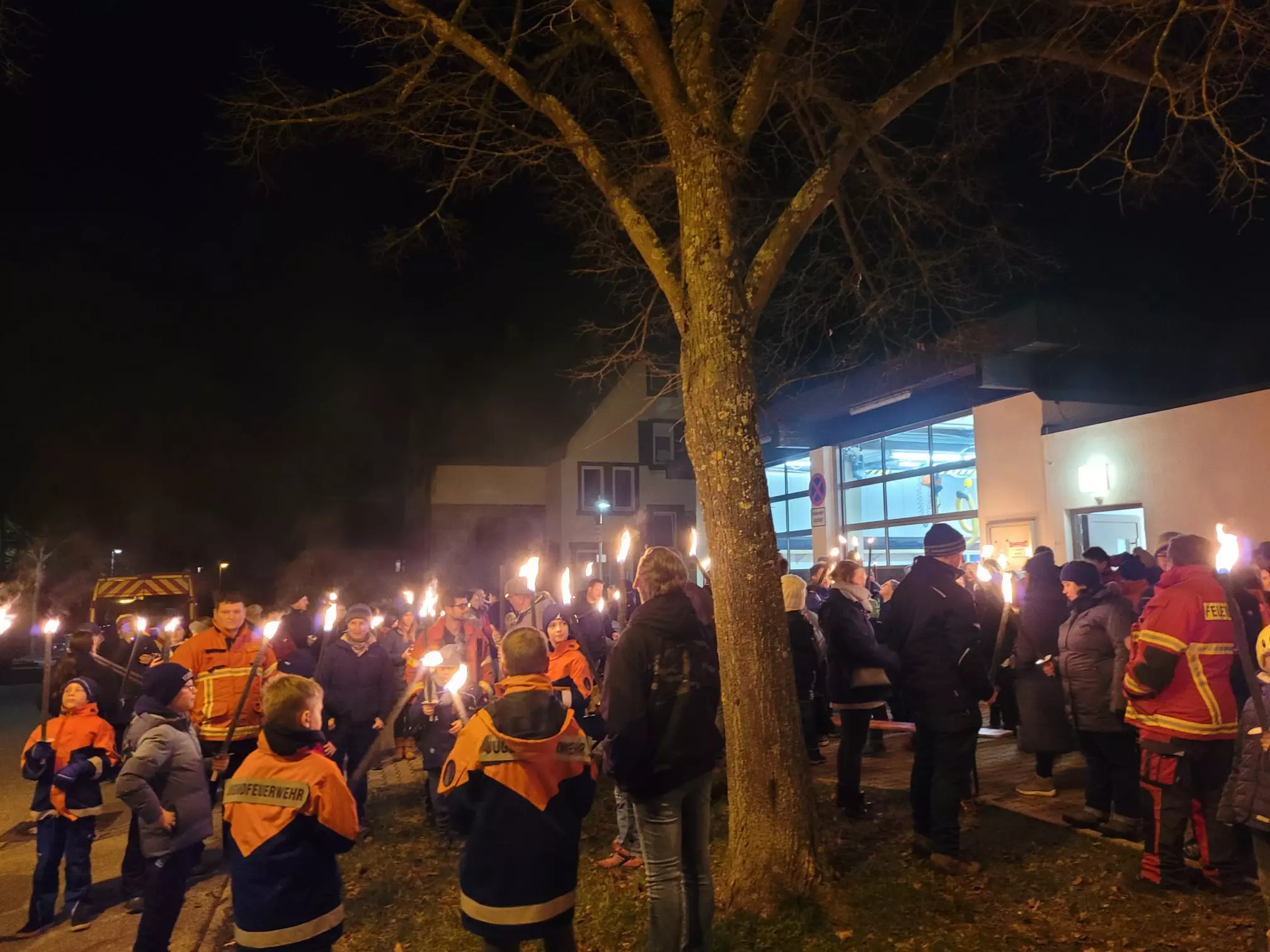 Zufriedene Bevölkerung vor dem örtlichen Feuerwehrhaus